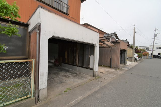 【駐車場】 | 福本貸家 | ガレージ内に物も置けます。幅約270㎝、高さ約190㎝