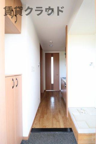 ラ・カーサおゆみⅡの玄関|収納もある玄関です