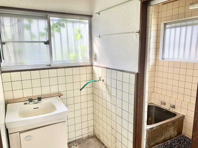 売中古戸建　静岡市清水区港南町の浴室|洗濯機置き場があります。