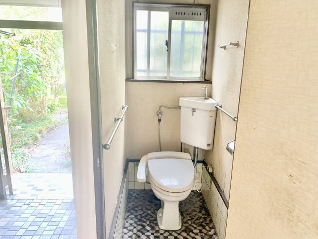 売中古戸建　静岡市清水区港南町のトイレ|手摺があるので安心できます。