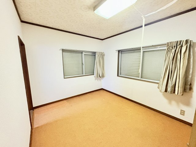売中古戸建　静岡市清水区港南町の洋室|２階の洋室。遮光面が２面で日差しがたっぷり入ります。