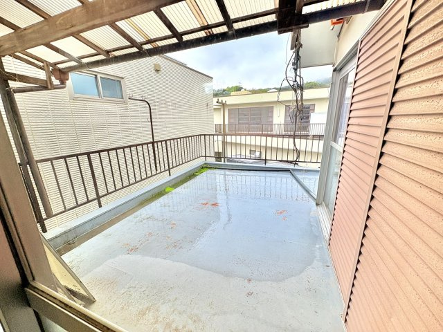 売中古戸建　静岡市清水区港南町のバルコニー|広めのバルコニーは洗濯も干しやすいですね。