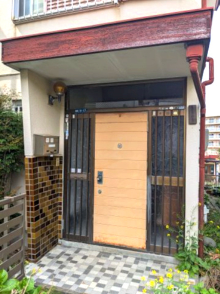 売中古戸建　静岡市清水区港南町のエントランス|扉の両側はガラスで、格子もはまっています。