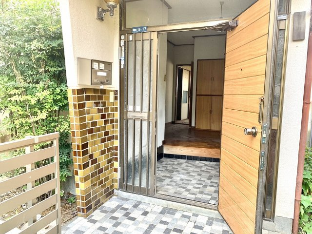 売中古戸建　静岡市清水区港南町のエントランス|お洒落な玄関になってます。