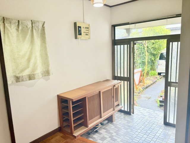 売中古戸建　静岡市清水区港南町の玄関|明るい玄関です