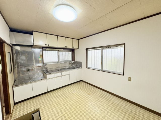 売中古戸建　静岡市清水区港南町のキッチン|明るい雰囲気の洋室です。