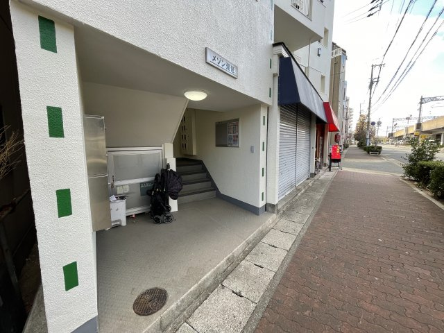 メゾン琵琶のエントランス
