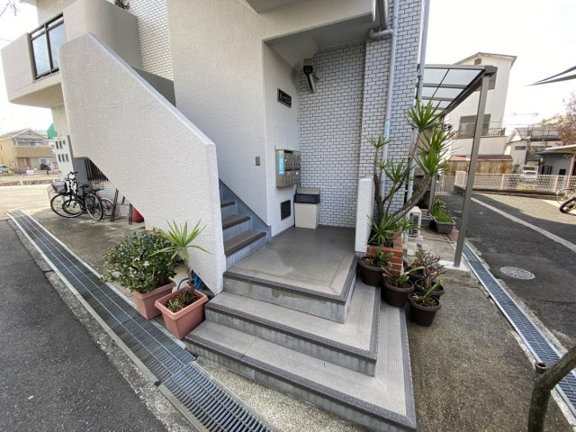 丸一ビルのエントランス