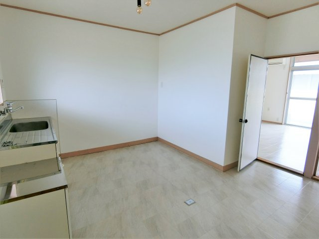 天神コーポラス101棟の居間・リビング