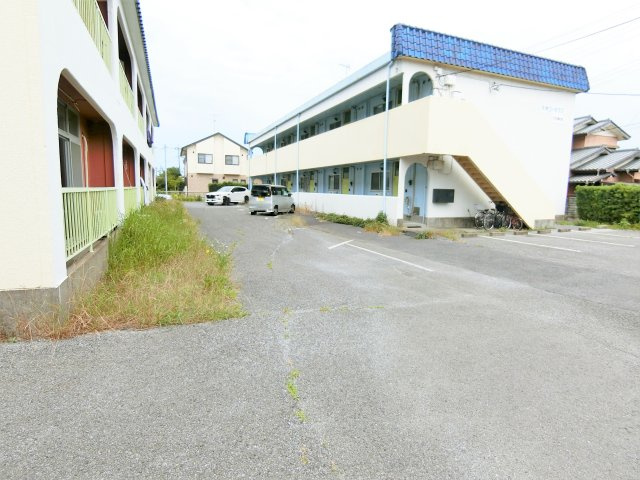 天神コーポラス101棟の駐車場