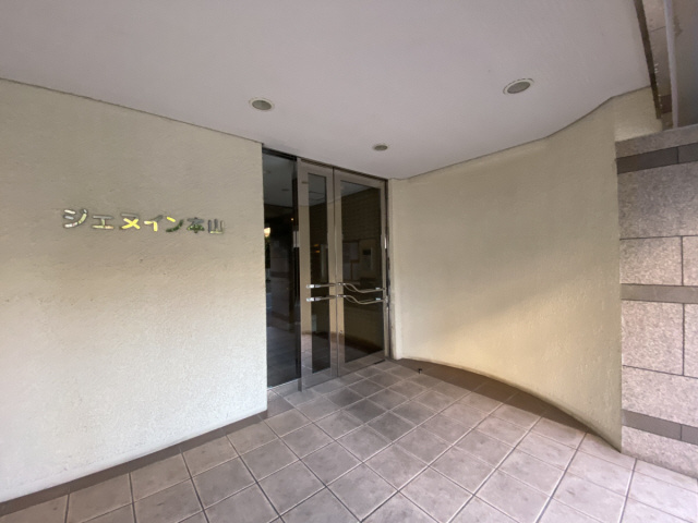 ジェヌイン本山のエントランス