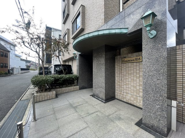 アヴァンセ岡本のエントランス