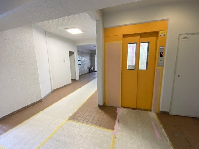 ハイラーク三郷のその他共用部分|エレベーターのポップな色合いが映えます。