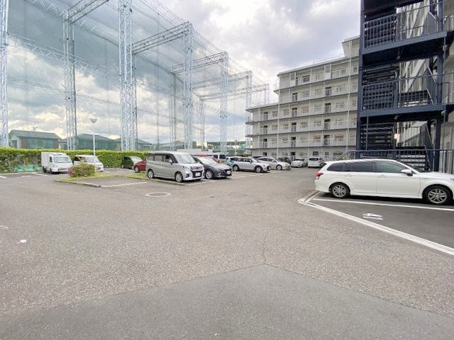 ハイラーク三郷の駐車場|敷地内駐車場・月額/7,000円（※空要確認）