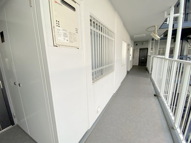 ハイラーク三郷のその他共用部分|共用廊下になります。ゴルフ練習場至近です！ゴルフ好きの皆様いかがでしょうか。