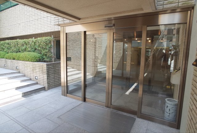 芦屋ロイヤルホームズのエントランス