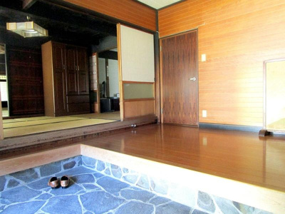 【玄関】 | 掘炬燵、薪ストーブあり。津山市加茂町　清流そばの平屋 | 詳細はお問い合わせください♪