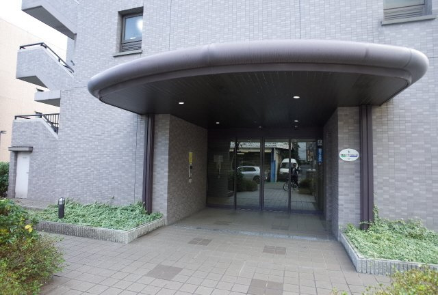 アージュ・リベルテ本山のエントランス