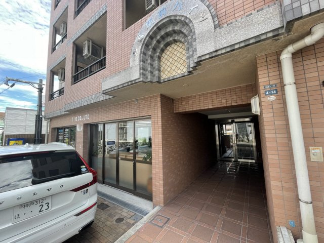 西灘駅前ハイツのエントランス