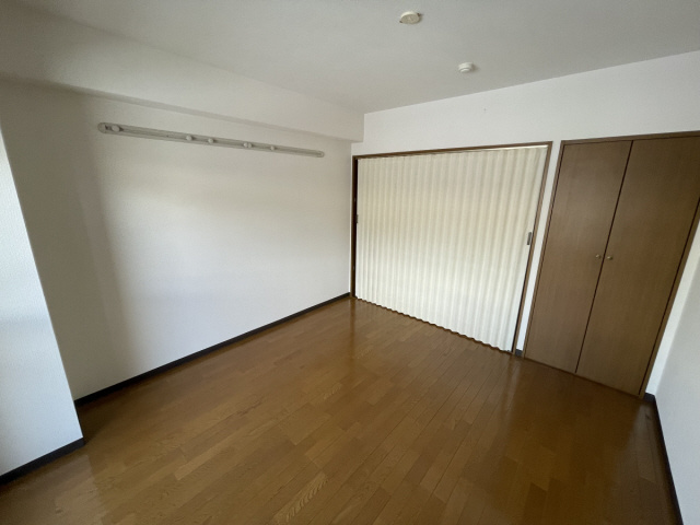 西灘駅前ハイツの居間・リビング