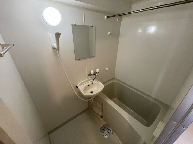 西灘駅前ハイツの浴室