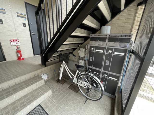 メゾン琵琶町のエントランス