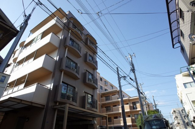 マンション逸の外観