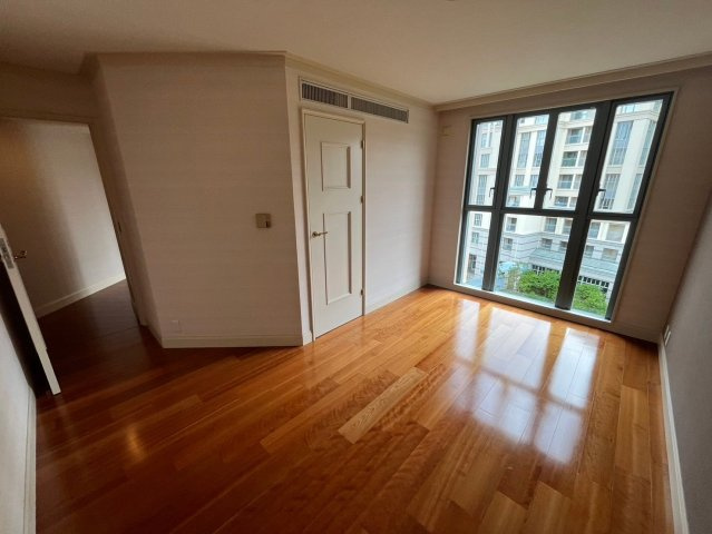 オーキッドコート湖南館の居間・リビング