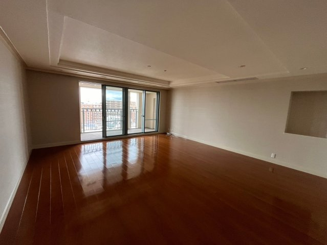 オーキッドコート湖南館の居間・リビング