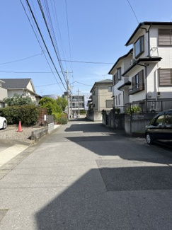 【前面道路含む現地写真】 | 柏市逆井藤ノ台中古戸建 | 前面道路は、北東側幅員約6ｍの公道です。