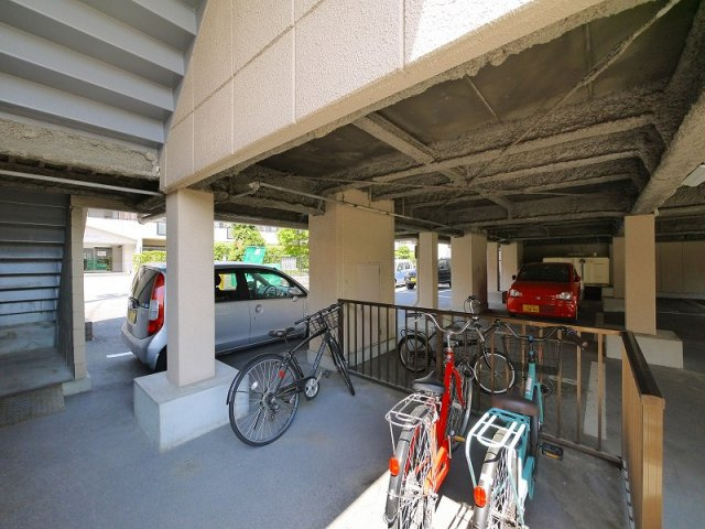 岡田第2コーポのその他共用部分|ゆったりとした駐輪スペース。