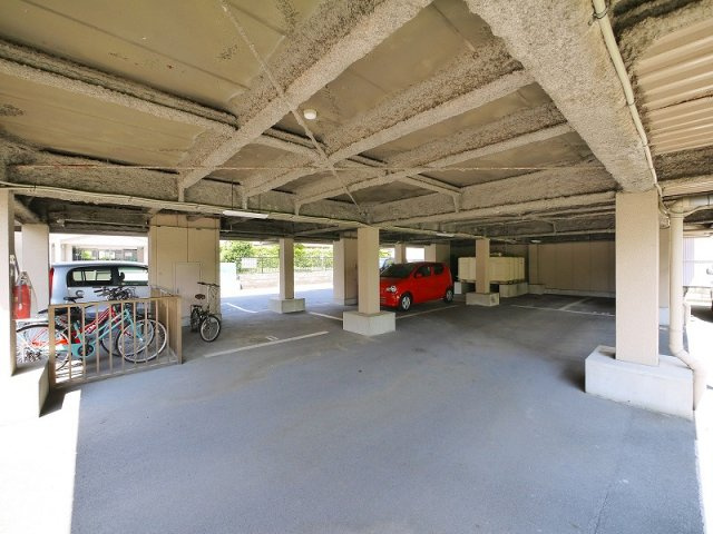 岡田第2コーポの駐車場|広々とした駐車場です。