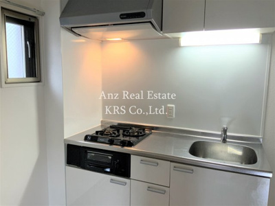 【キッチン】 | プライムツリー内久宝寺 | 2口グリル付です！上部に棚があって整理整頓をサポート！