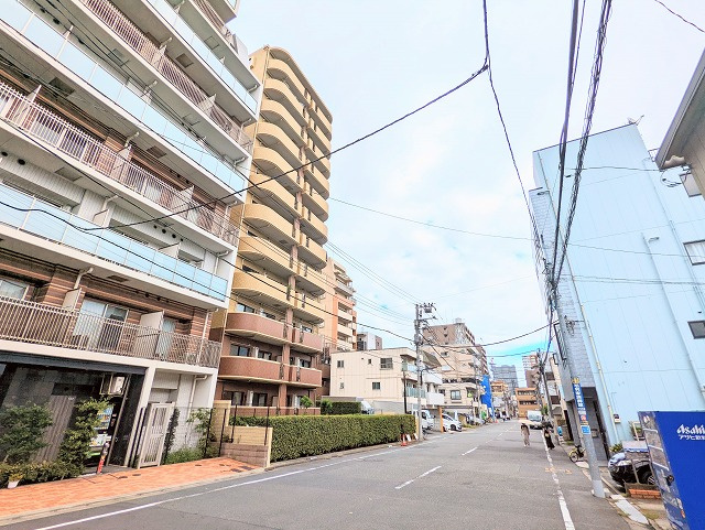 ソルフィエスタ猿江恩賜公園の外観|ゆったり約８ｍの前面道路は車通り少なく静かです。