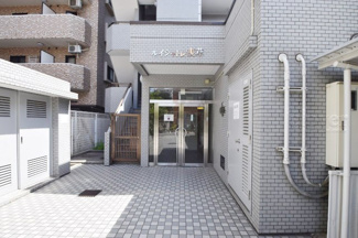 【エントランス】 | オートロックを備えた、マンションのエントランス。やはりセキュリティの観点は欠かすことができません。皆様を“安全”に送り出し、出迎えてくれます。～即日のご見学可能～　お問合せはお気軽にどうぞ。