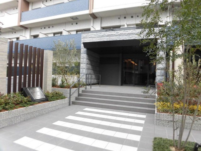 【エントランス】 | プレサンス淡路駅前 | 緑のあるオシャレなエントランスです