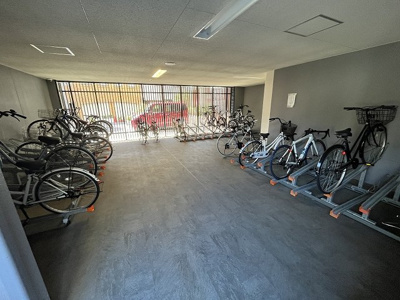 【ロビー】 | プレサンス淡路駅前 | 広い駐輪場です