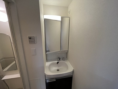 【洗面所】 | プレサンス淡路駅前 | 大きな鏡付きの洗面台で朝の身支度もラクラクです