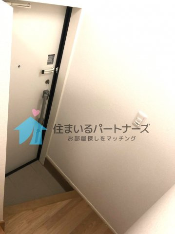 ボンシャンスMⅡの玄関|暖かな日差しのふりそそぐバルコニー