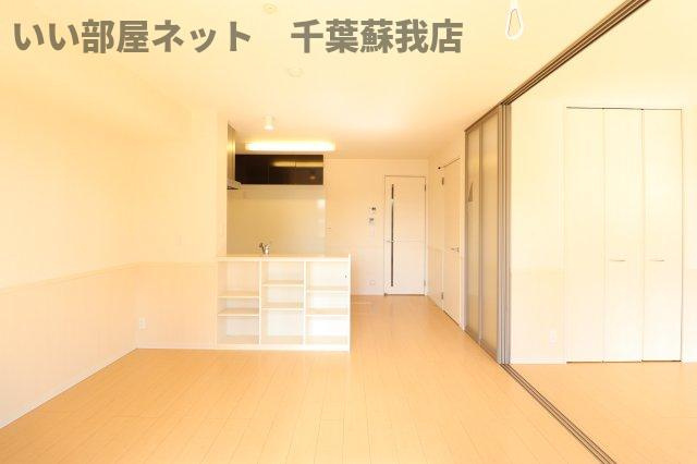 アクアコートの居間・リビング|こちらのリビングで趣味の時間をお楽しみください