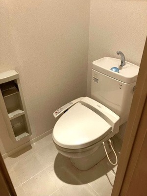 【トイレ】 | ヴァンベール百合丘 | トイレは温水洗浄便座付き♪人気のバストイレ別です♪トイレットペーパーなどの小物を置ける棚付きです♪