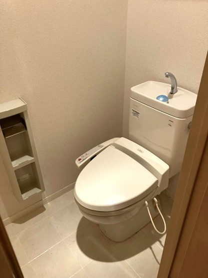 【トイレ】 | ヴァンベール百合丘 | トイレは温水洗浄便座付き♪人気のバストイレ別です♪トイレットペーパーなどの小物を置ける棚付きです♪