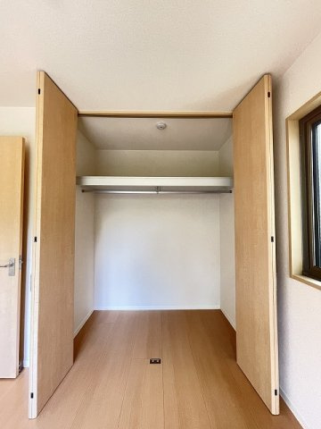 【収納】 | ヴァンベール百合丘 | 洋室6.3帖のお部屋にあるクローゼットです♪お洋服をたくさんお持ちの方でも安心の収納力です◎