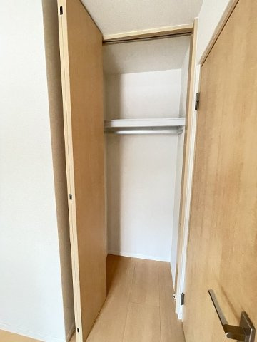 【収納】 | ヴァンベール百合丘 | 洋室5.6帖のお部屋にあるクローゼットです♪お洋服もしわにならず、キレイに収納できます☆クローゼットが2ヶ所あるのが便利ですよね！