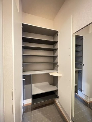 【玄関】 | ヴァンベール百合丘 | シューズボックス付きで玄関すっきり片付きます！お客様もスムーズにお出迎えできますね♪全身ミラー付きでお出かけの時の身だしなみ確認もばっちり！