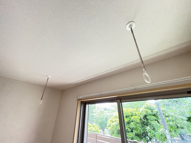【設備】 | ヴァンベール百合丘 | 洋室6.3帖のお部屋にある室内物干しです！雨の日やお出掛け時の室内干しにとても便利☆花粉や梅雨の時期に重宝しますね♪