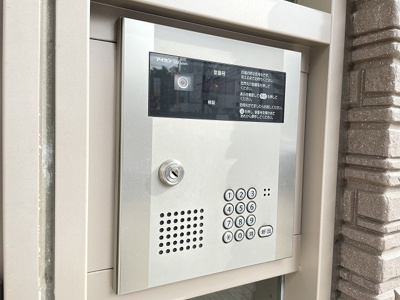 【エントランス】 | ヴァンベール百合丘 | 共用エントランスは不審者の侵入を未然に防ぐオートロック付き！防犯対策充実しています◎