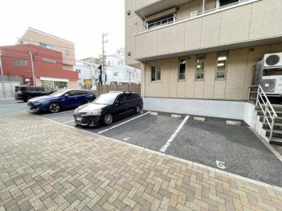 【駐車場】 | ヴァンベール百合丘 | いつでも目の届く敷地内に駐車場があります♪荷物がかさばりがちなお買物にも、敷地内駐車場があると便利ですよね☆