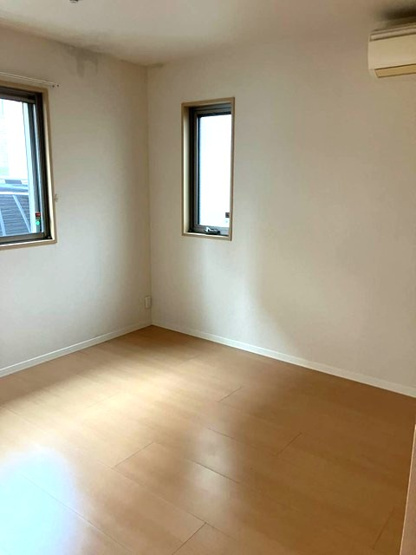 【洋室】 | ヴァンベール百合丘 | 洋室5.6帖☆角部屋二面採光のお部屋です！こちらのお部屋もエアコン付き◎子供部屋や書斎・寝室など多用途に使えそうなお部屋です♪