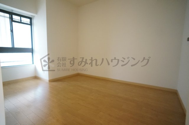 ハイネスコートの寝室|参考、同建物・反転間取りの号室